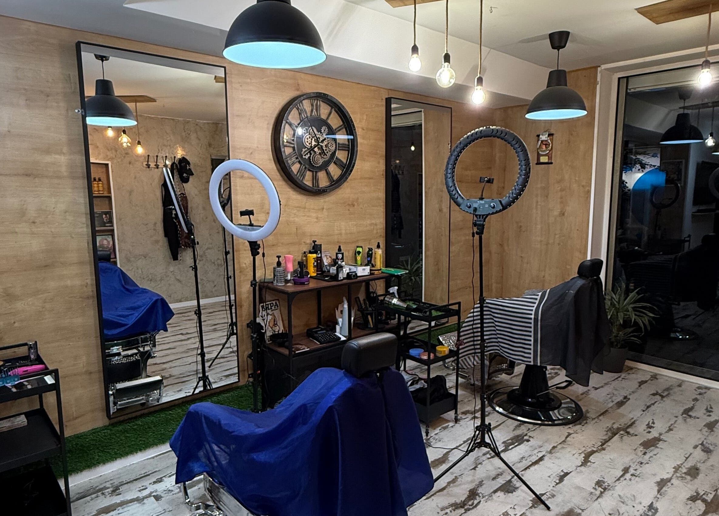 Интериор на Street Cut в София, Област София, BG с модерно осветление и оборудване.