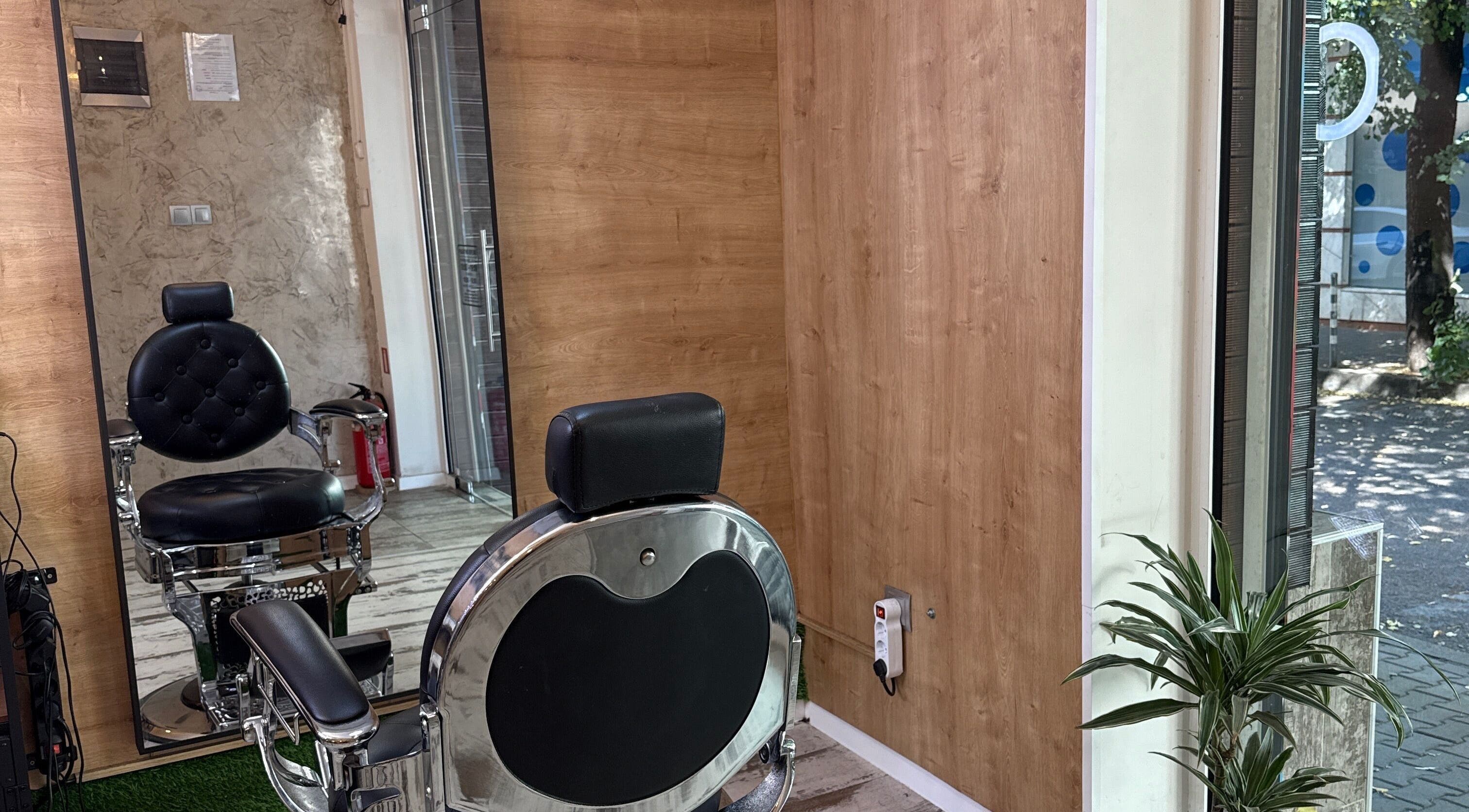 Луксозен фризьорски стол в Street Cut, София, Област София, BG.