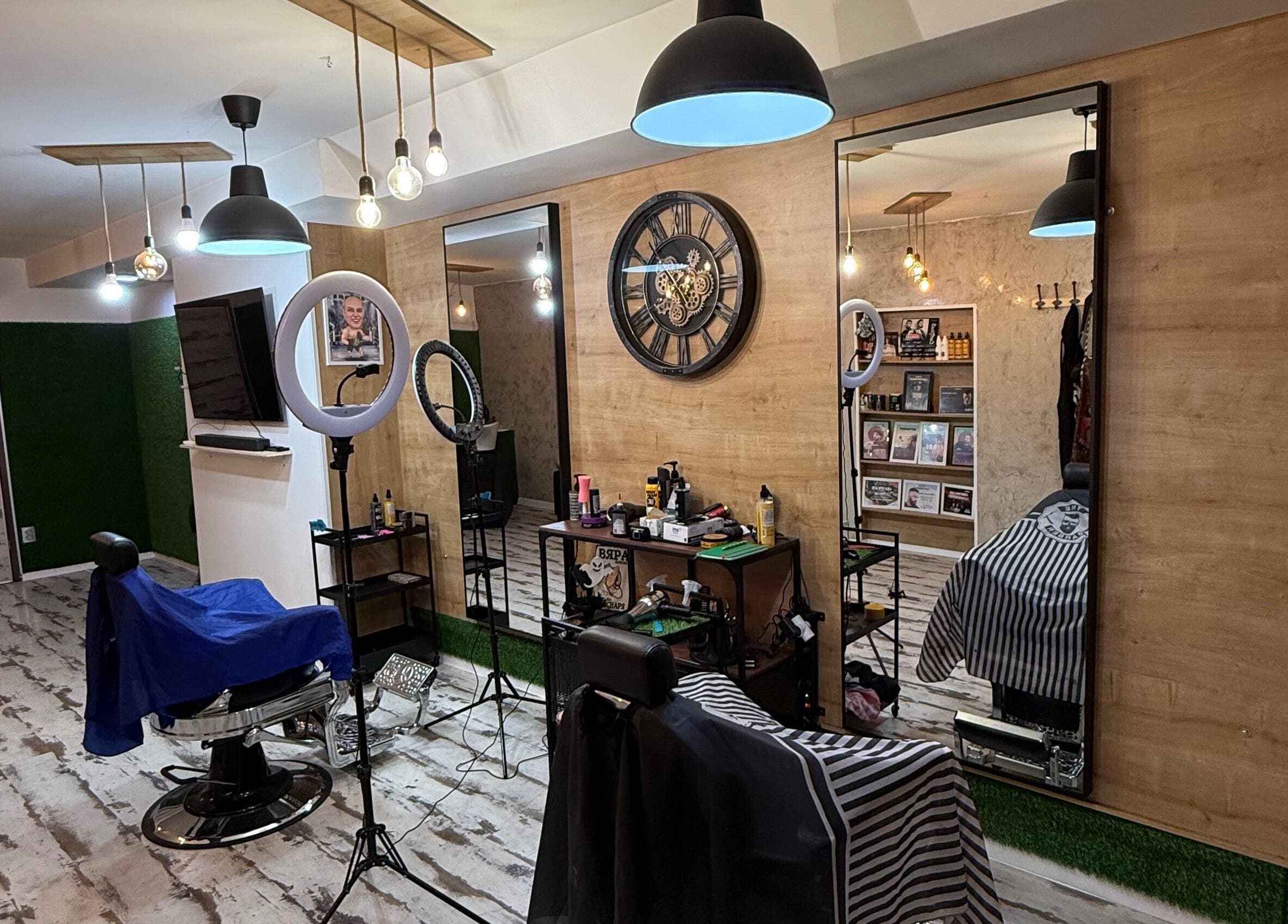 Интериор на Street Cut в София, Област София, BG с огледала и ретро часовник.
