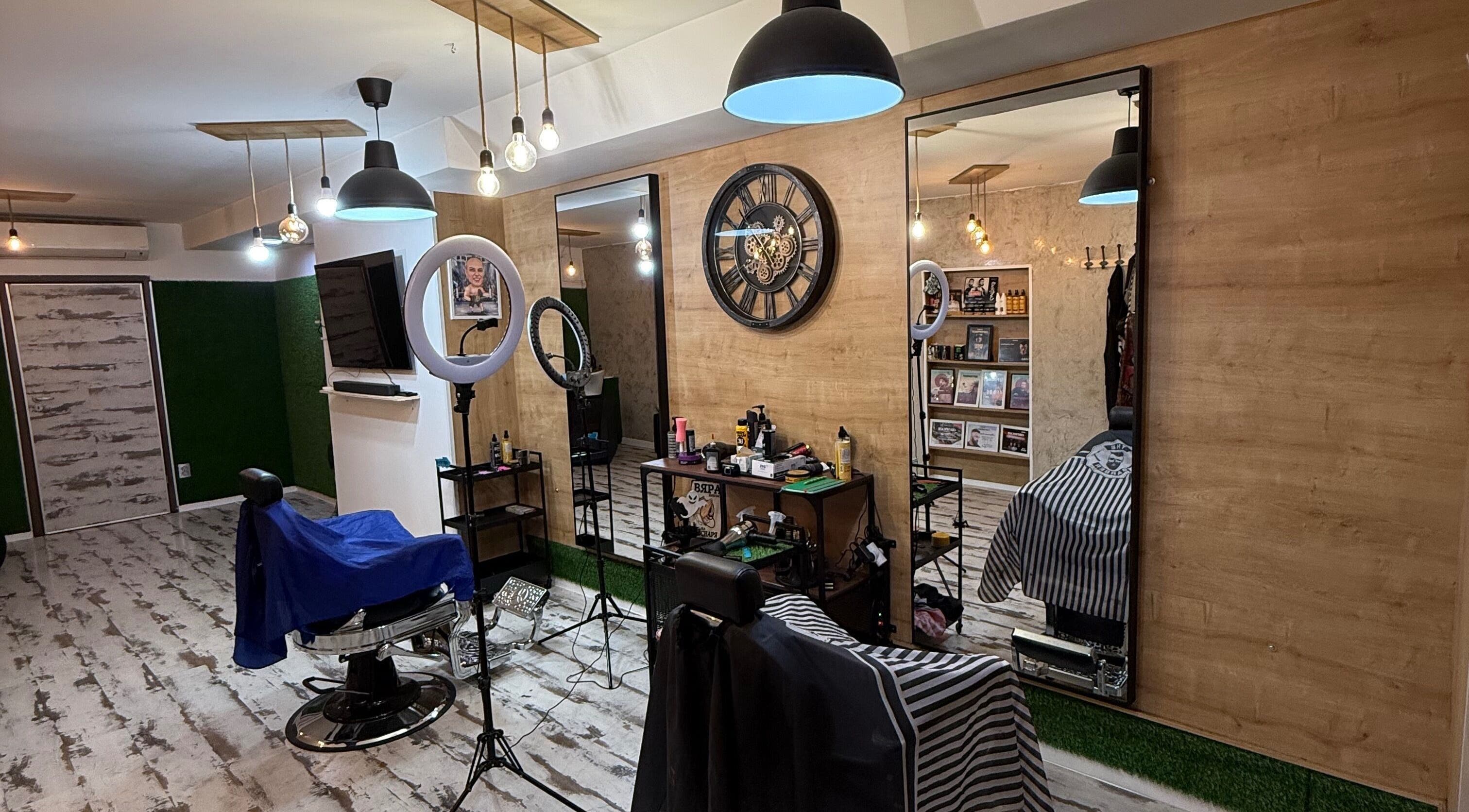 Интериор на Street Cut в София, Област София, BG с огледала и ретро часовник.