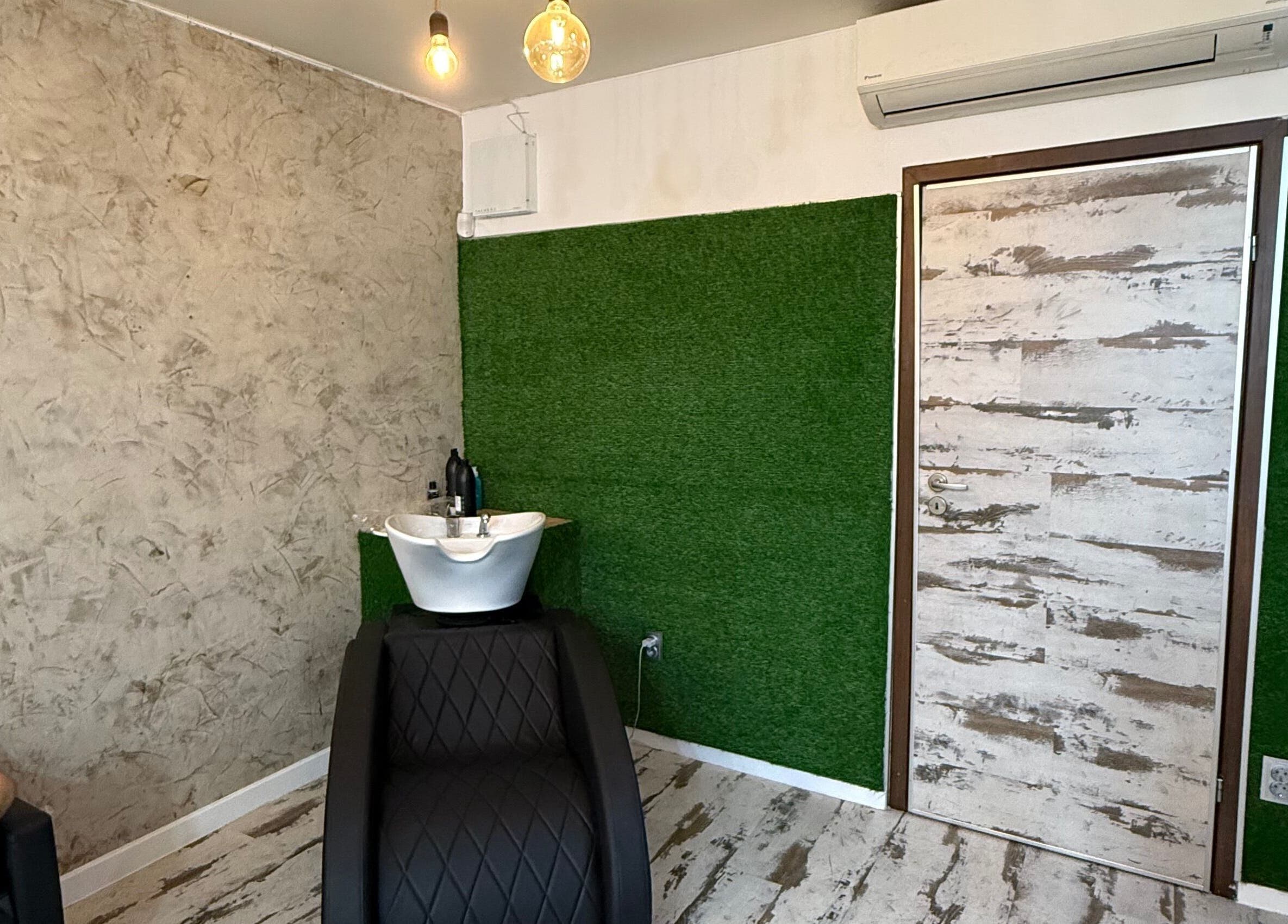 Интериор на Street Cut в София, Област София, BG с модерна зелена стена и мивка за коса.