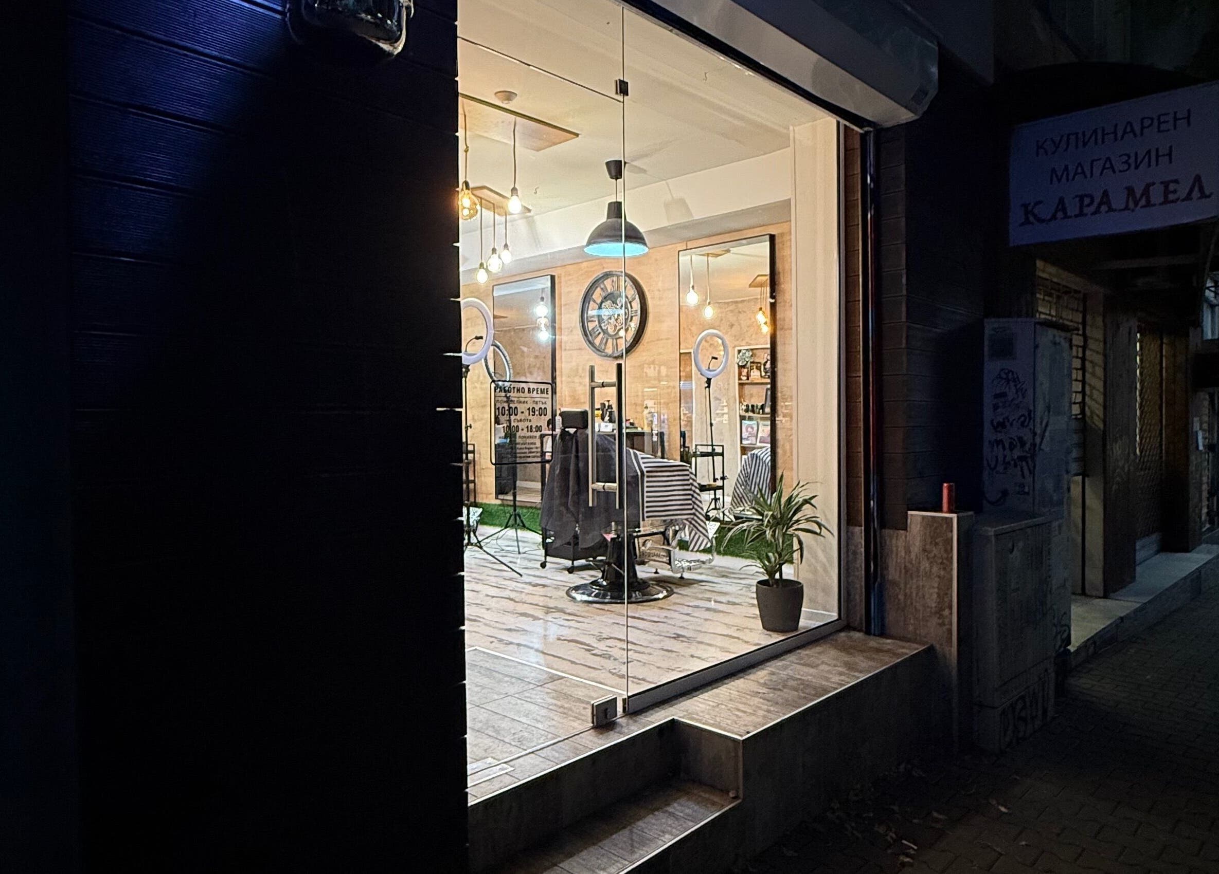 Вътрешен изглед на Street Cut, София, Област София, BG, през нощта, с модерно осветление и уютен интериор.