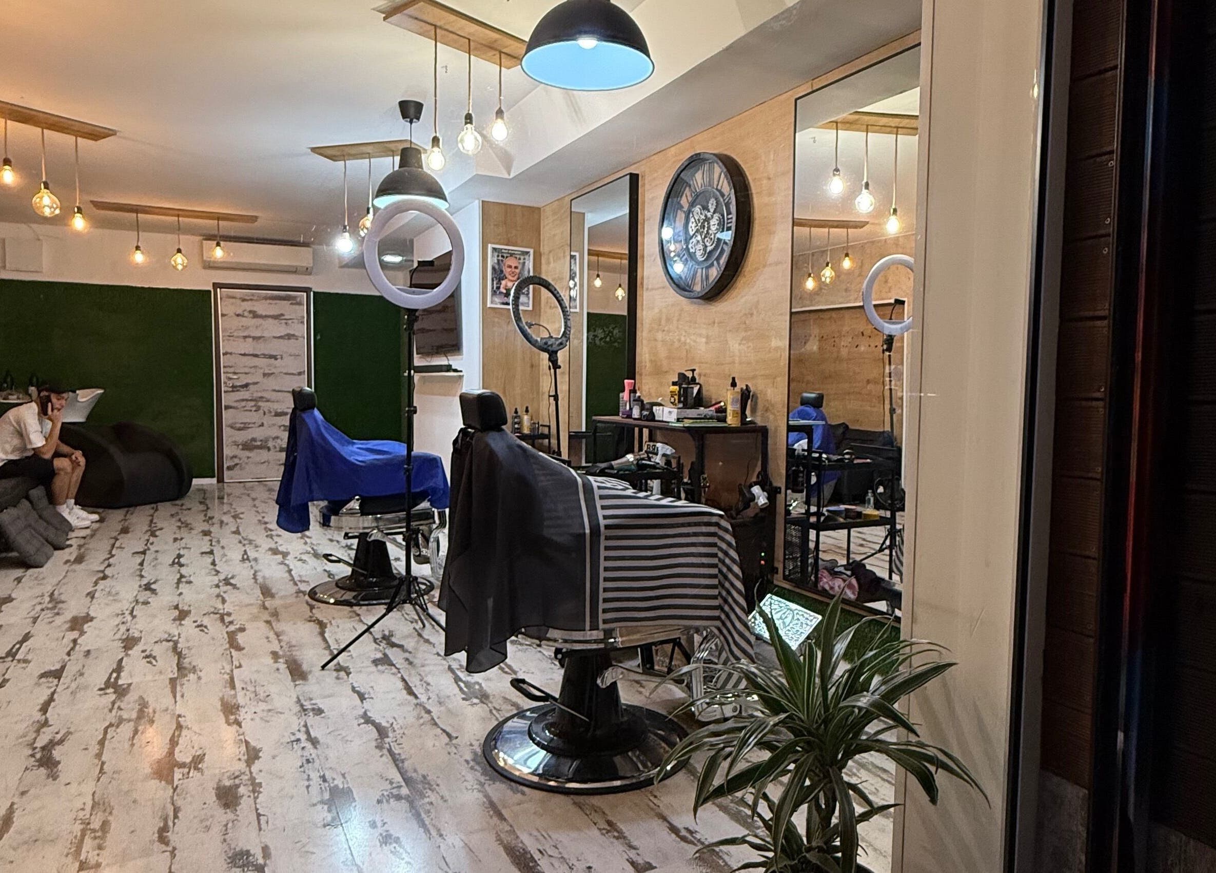 Интериор на салон Street Cut, София, Област София, BG с модерни удобства и уютна атмосфера.