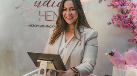 Lydia Hemilly Pestañas y micro