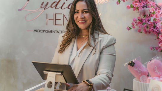 Lydia Hemilly Pestañas y micro