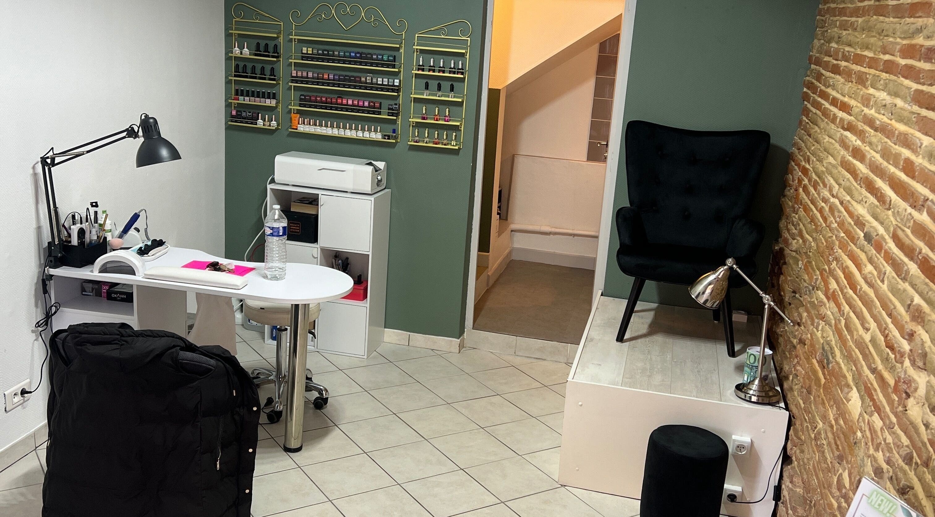 Intérieur moderne du Next Studio à Auterive, Occitanie, FR avec espace manucure chic.