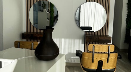 Cadeira e espelho no LOMA clinic & Beauty hair spa, Torres Vedras, Lisboa, PT, ambiente sofisticado.