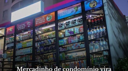 Entrada iluminada da loja GendoNEO em São Paulo, São Paulo, BR, exibindo produtos do mercadinho local.