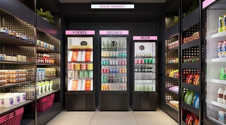 Interior sofisticado de mercado no GendoNEO em São Paulo, São Paulo, BR, destacando produtos variados.