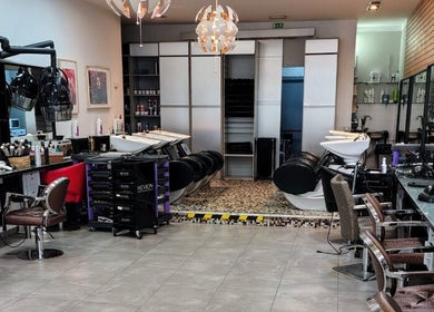 Interior moderno do PAC CABELEIREIROS em Lisboa, Lisboa, PT, com cadeiras de salão e lavatórios elegantes.
