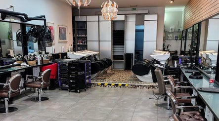 Interior moderno do PAC CABELEIREIROS em Lisboa, Lisboa, PT, com cadeiras de salão e lavatórios elegantes.