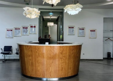 Recepção moderna no PAC CABELEIREIROS em Lisboa, Lisboa, PT com decoração elegante e aconchegante.