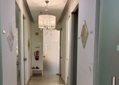 Corredor iluminado no PAC CABELEIREIROS em Lisboa, Lisboa, PT.
