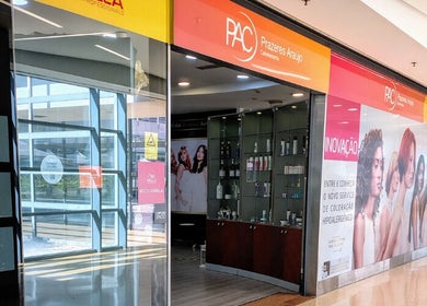 Entrada do PAC CABELEIREIROS em Lisboa, Lisboa, PT, destacando modernas decorações e produtos de beleza.
