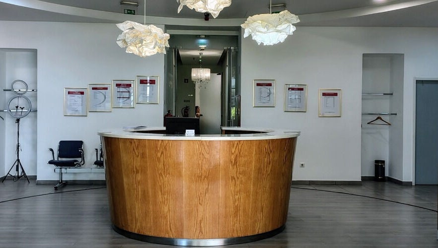 Recepção moderna no PAC Cabeleireiros, Lisboa, Lisboa, PT, com decoração iluminada e elegante.