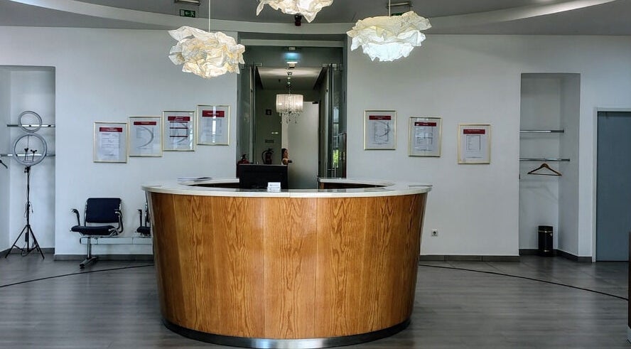 Recepção moderna no PAC Cabeleireiros, Lisboa, Lisboa, PT, com decoração iluminada e elegante.