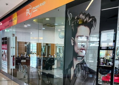 Fachada do PAC Cabeleireiros em Lisboa, Lisboa, PT, apresentando um design moderno e elegante.