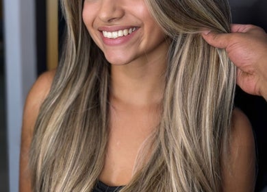 Modelo exibindo cabelo loiro brilhante no PAC Cabeleireiros, Lisboa, Lisboa, PT.