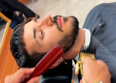 Corte de barba sofisticado no PAC Cabeleireiros, Lisboa, Lisboa, PT com ferramentas profissionais.