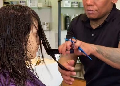 Profissional de PAC Cabeleireiros estiliza cabelo em Lisboa, Lisboa, PT.