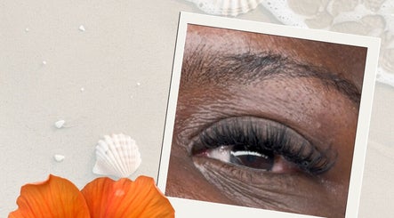Close-up of eyelash extensions at Dushi Glow in Leiden, Zuid-holland, NL, showcasing precision and elegance.