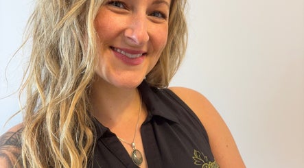 Sourire chaleureux chez Kim Brunet Choisir Le Bonheur à Mirabel, Quebec, CA.