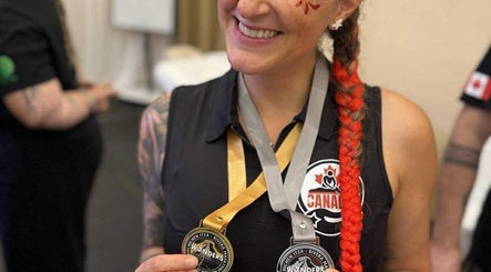 Femme souriante avec médailles à Kim Brunet Choisir Le Bonheur, Mirabel, Quebec, CA.