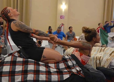 Séance de détente au Kim Brunet Choisir Le Bonheur à Mirabel, Quebec, CA, avec des participants en interaction.