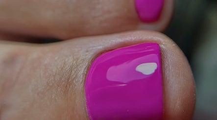 Bright pink pedicure showcased at STUDIO♡GIULIA, Zürich, CH, highlighting professional nail care.