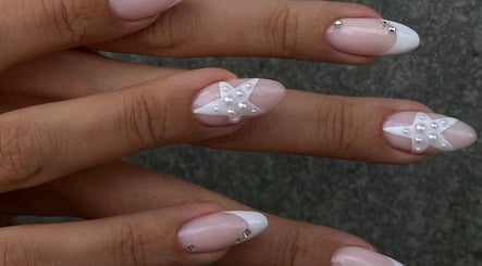 Elegant star-studded nail design at STUDIO♡GIULIA, Zürich, CH showcasing detailed artistry and style.