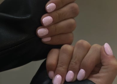 Elegant pink nails at STUDIO♡GIULIA, Zürich, CH showcasing expert manicure services.
