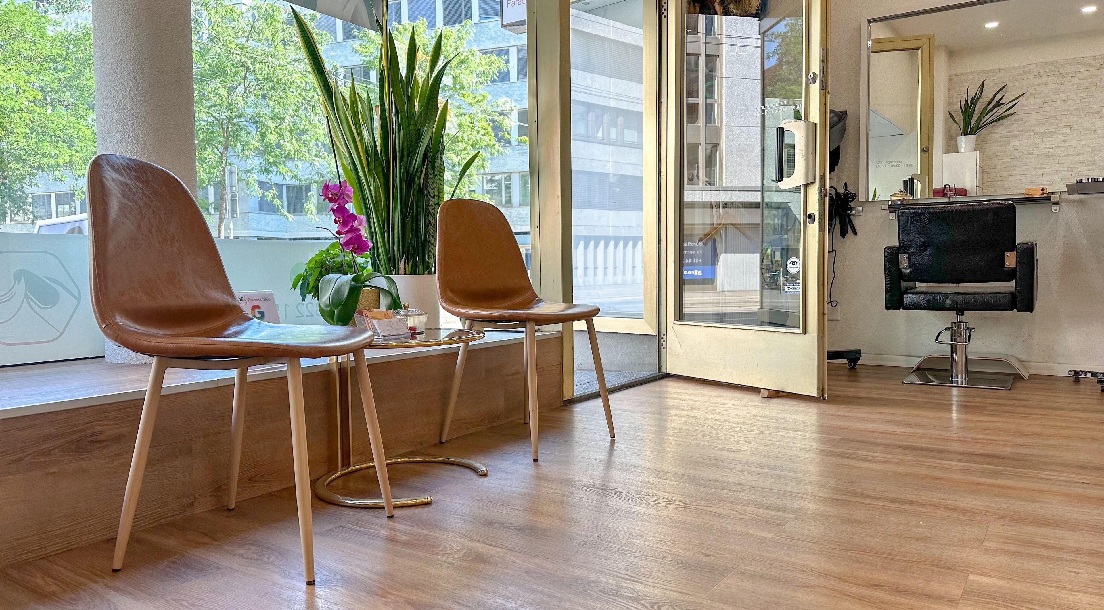 Inviting salon entrance at STUDIO GIULIA, Zürich, CH with elegant seating and vibrant plants.