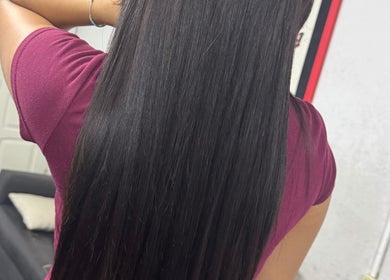 Smooth, straightened hair at Nova Beauty Lab, Paramaribo, SR, showcasing sleek styling in a salon setting.