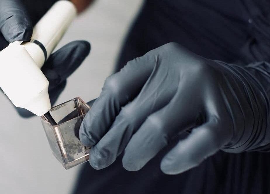 Procedimento de design na Dayse Marinho Fios Design, Coimbra, Coimbra, PT, com técnica especializada em ação.