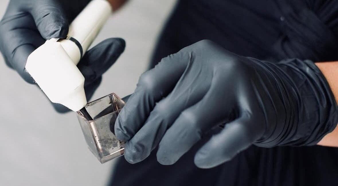 Procedimento de design na Dayse Marinho Fios Design, Coimbra, Coimbra, PT, com técnica especializada em ação.