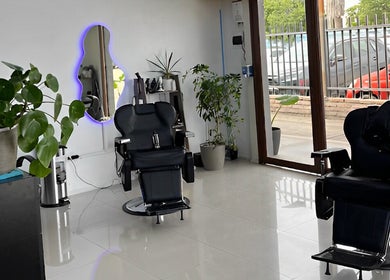 Interior del BLOOD STUDIO en Cachapoal, O'higgins, CL, mostrando sillas de salón modernas.