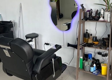 Estación de peluquería en BLOOD STUDIO, Cachapoal, O'higgins, CL, mostrando silla y productos.