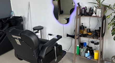 Estación de peluquería en BLOOD STUDIO, Cachapoal, O'higgins, CL, mostrando silla y productos.