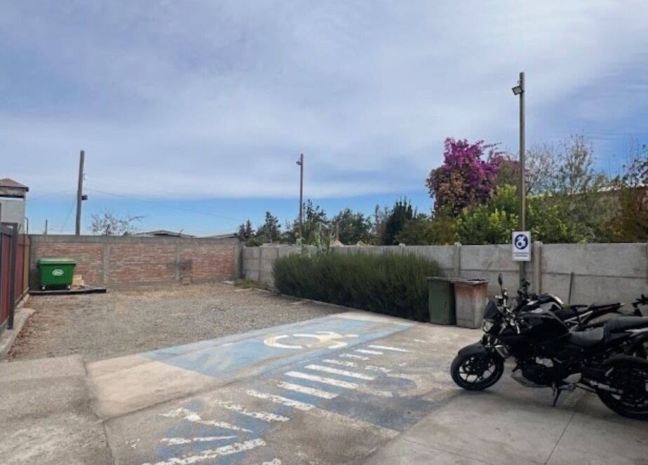 Estacionamiento accesible en Blood Studio, Cachapoal, O'higgins, CL. Espacio abierto y despejado.