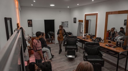 Interior animado de Estudio barber estilo en San Luis, San Luis, AR, con sillas y clientes conversando.