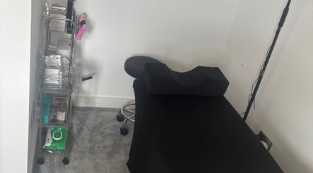 Relaxing treatment area at SJbeautystudio, Stevenage, England, GB with organized trolley and massage bed.