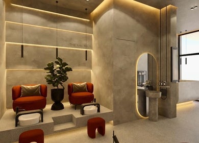 Interior elegante de Qōre - the nail haus en Guatemala, Guatemala, GT con sillas rojas y diseño acogedor.