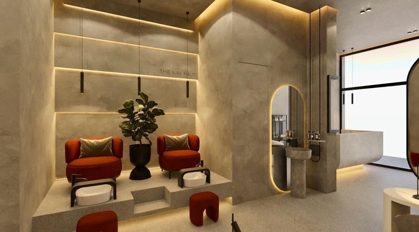 Interior elegante de Qōre - the nail haus en Guatemala, Guatemala, GT con sillas rojas y diseño acogedor.