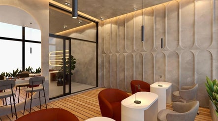 Interior moderno de Qōre - the nail haus en Guatemala, GT, con paredes geométricas y asientos elegantes.