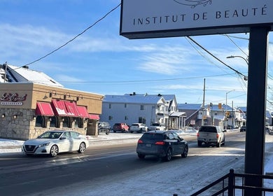 Vue de rue à Hawkesbury près de Joanie coiffe, Ontario, CA, avec un institut de beauté en hiver.