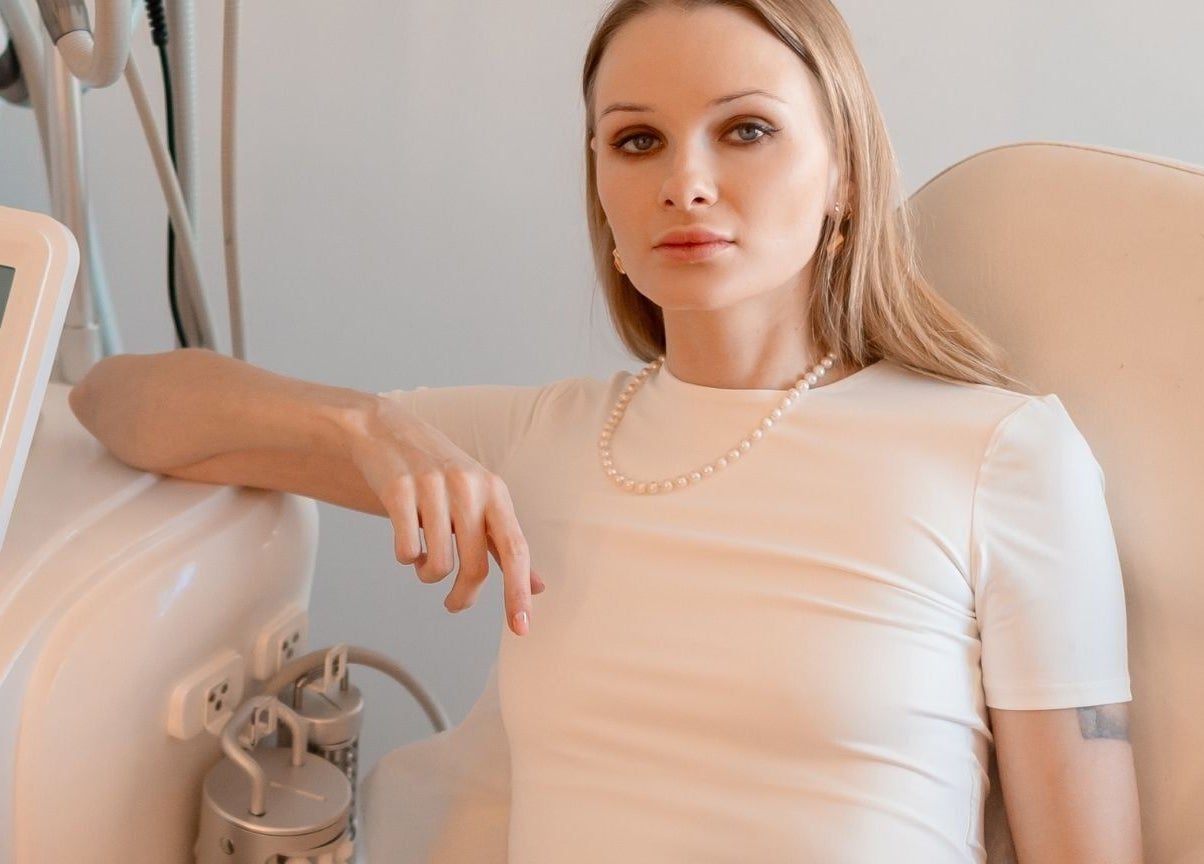 Woman receiving beauty treatment at Lāzer Klīnika Bolero in Rīga, LV. Innovative and serene atmosphere.