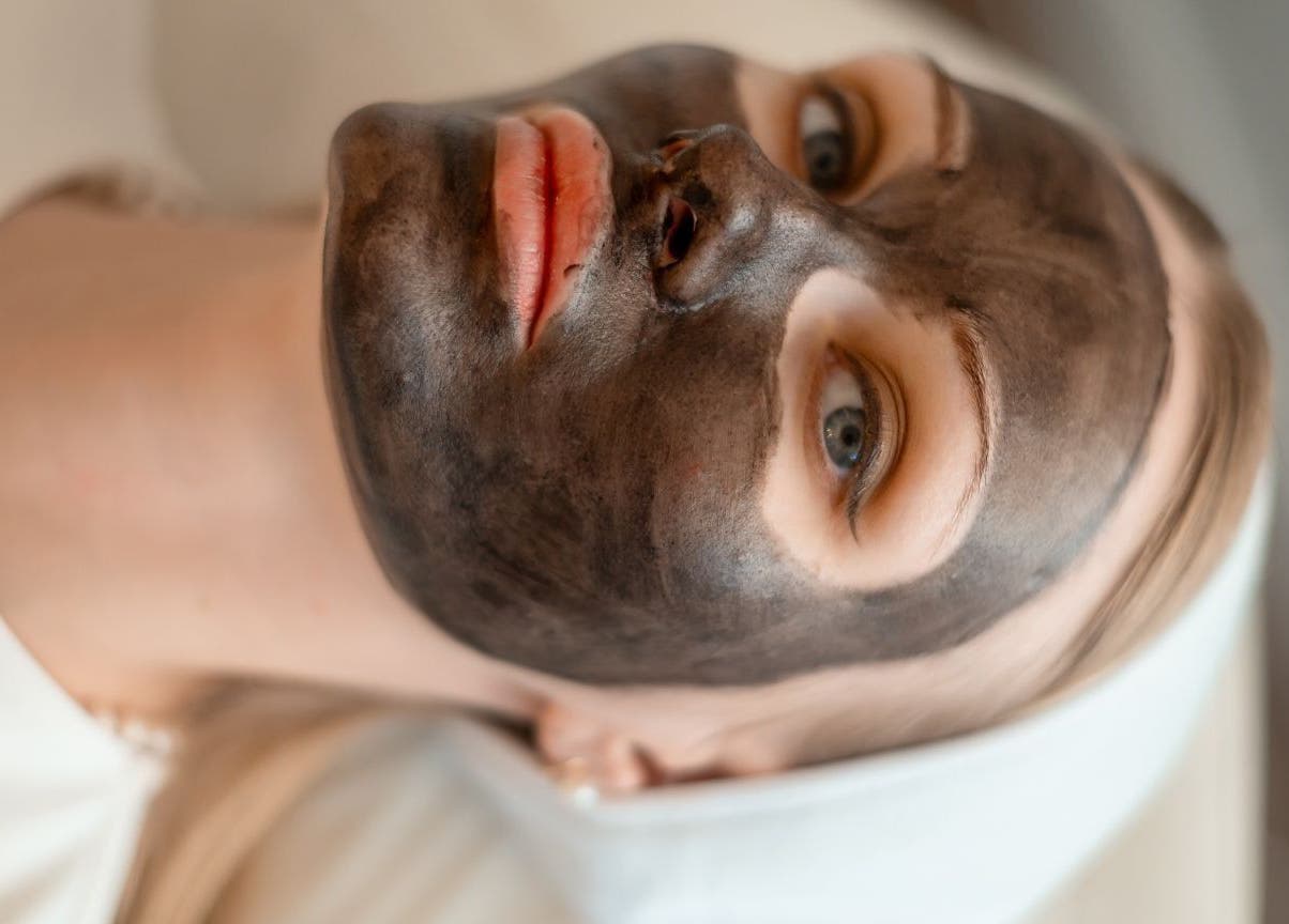Relaxing charcoal facial at Lāzer Klīnika Bolero in Rīga, LV, enhancing skin with detoxifying properties.