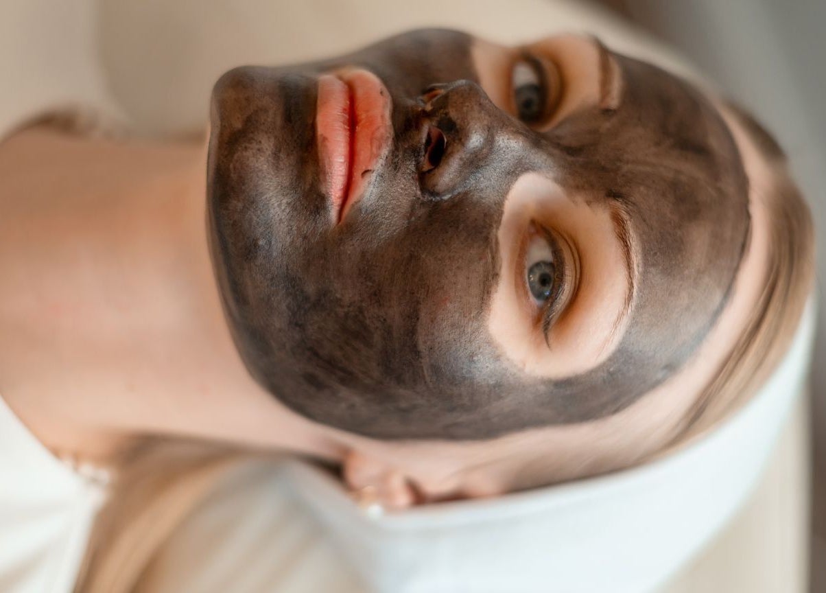 Relaxing charcoal facial at Lāzer Klīnika Bolero in Rīga, LV, enhancing skin with detoxifying properties.