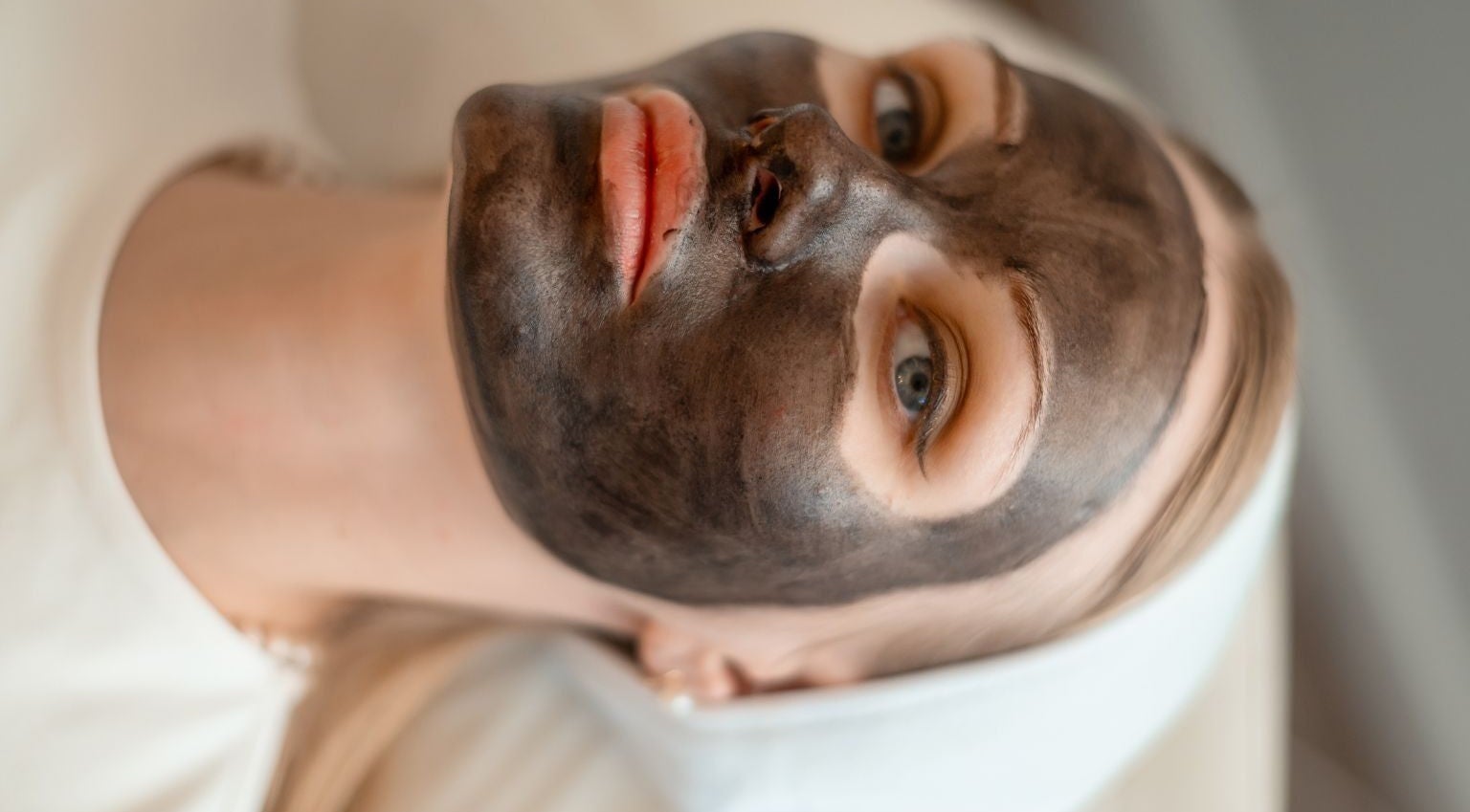 Relaxing charcoal facial at Lāzer Klīnika Bolero in Rīga, LV, enhancing skin with detoxifying properties.