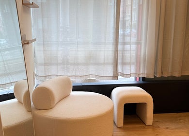 Elegant zitje met spiegel bij Lash’Up in Purmerend, Noord-holland, NL. Moderne en serene setting.